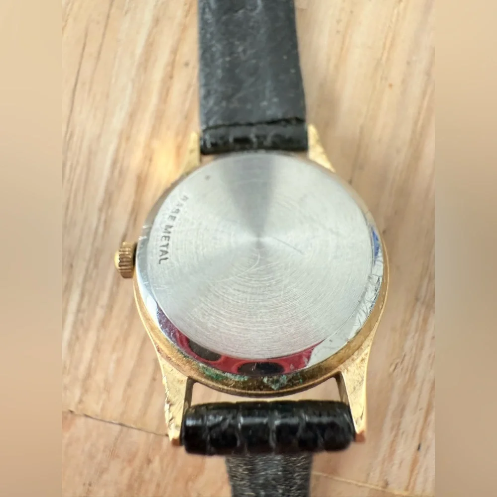 Wittnauer ladies gold tone Pegasus black leather watch NEW BATTERY
